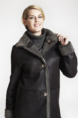 REVERSIBLE SHEARLING BARN JACKET Textured Spanish shearling in Black Curly