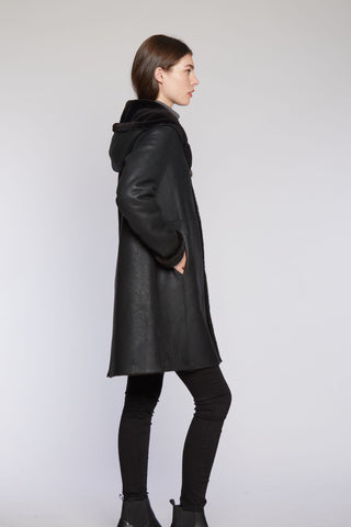 Side View of EASY BODY REVERSIBLE SHEARLING WITH HOOD in Black Napa